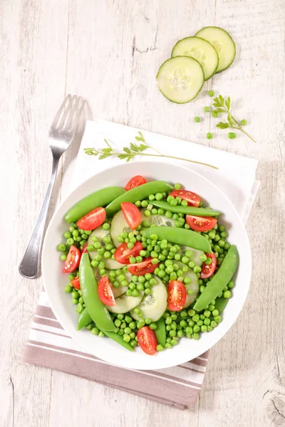 Ahşap Masa Üzerinde Karışık Sebze Salatası — Stok fotoğraf