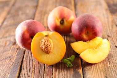 Şeftali ahşap zemin üzerinde