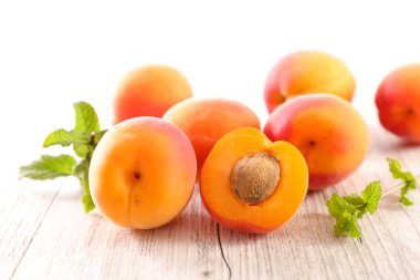 kayısı ve ahşap masa yaprağına 