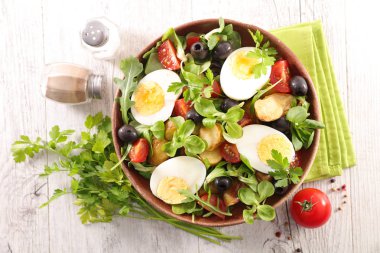 Patates salatası yumurta ve domates ile