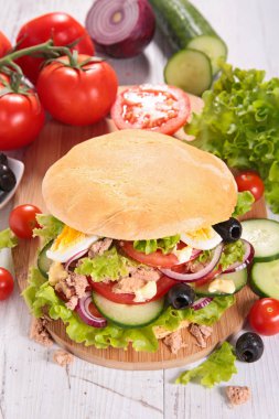 ton balığı, yumurta, domates ve salatalık sandviç