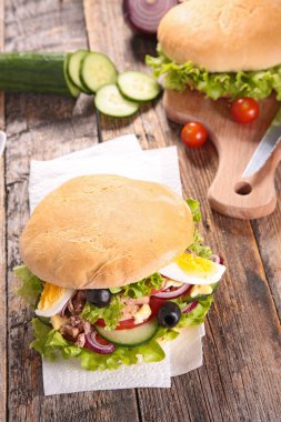 ton balığı, yumurta, domates ve salatalık sandviç