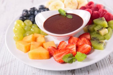 meyve ve çikolata sosu