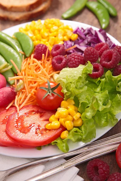 Salade Légumes Mélangés Sur Table Bois — Photo