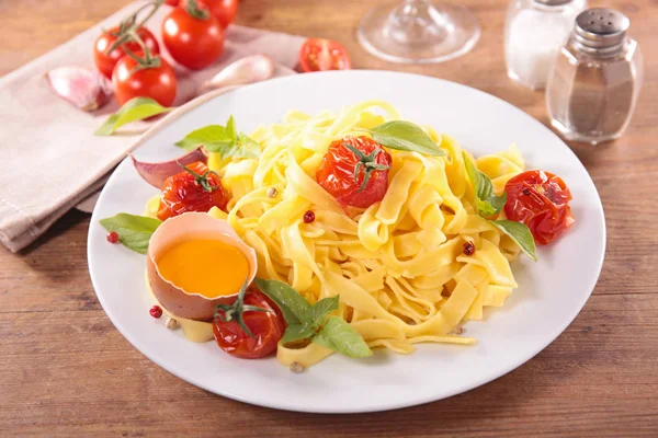 Tagliatelle Con Huevo Sobre Mesa Madera — Foto de Stock