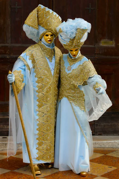 传统的威尼斯狂欢节 两个人的服装和面具 — 图库照片