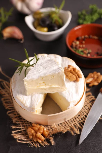 Camembert Mit Oliven Und Walnüssen — Stockfoto