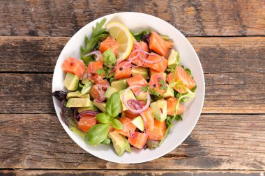 sebze salatası somon ve fesleğen