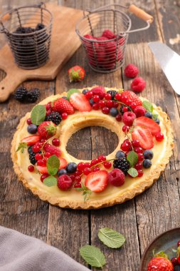 Kremalı meyveli tart.
