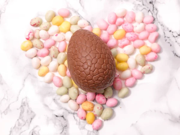 Grande Uovo Pasqua Cioccolato — Foto Stock