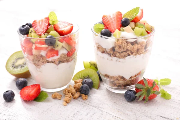 Joghurt Mit Müsli Und Früchten — Stockfoto