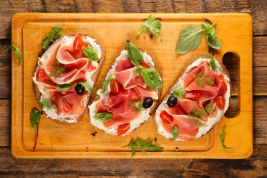 peynir krem ve prosciutto jambonu ile ekmek