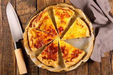 pastırma, peynir ve yumurta ile kiş