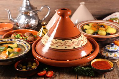 ahşap masa üzerinde çeşitli oryantal gıda