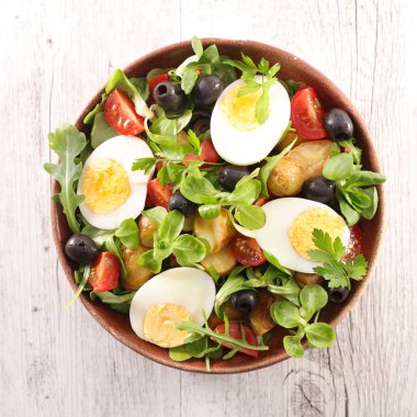 yumurta ile karışık sebze salatası