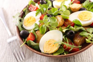 yumurta ile karışık sebze salatası
