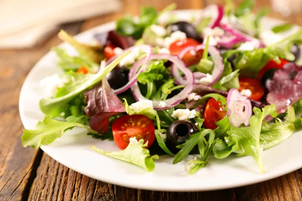 Ensalada Verduras Con Queso Cebolla Tomate Aceituna —  Fotos de Stock