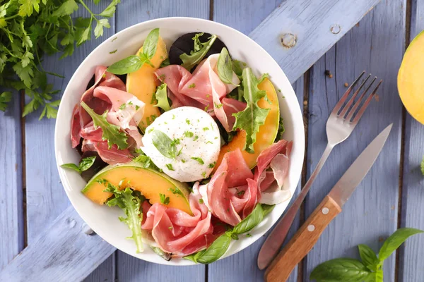 Rodajas Melón Con Jamón Jamón Lechuga —  Fotos de Stock