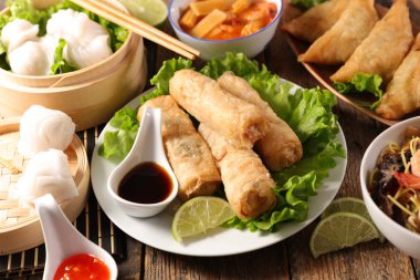 Asya Gıda seçimi, böreği, hamur tatlısı, kızarmış noodle