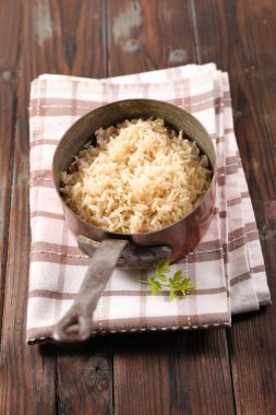 Peçete üzerinde tencerede pişirilmiş pirinç yakın çekim