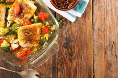 Balık filetosu domates ve brokoli ile