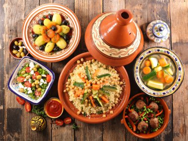 oryantal yiyecek çeşitler kuskus, tajine, köfte ve salata ile