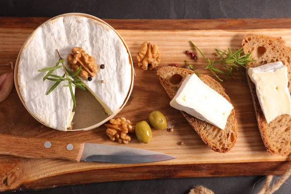 Camembert Mit Walnüssen Oliven Und Brot — Stockfoto