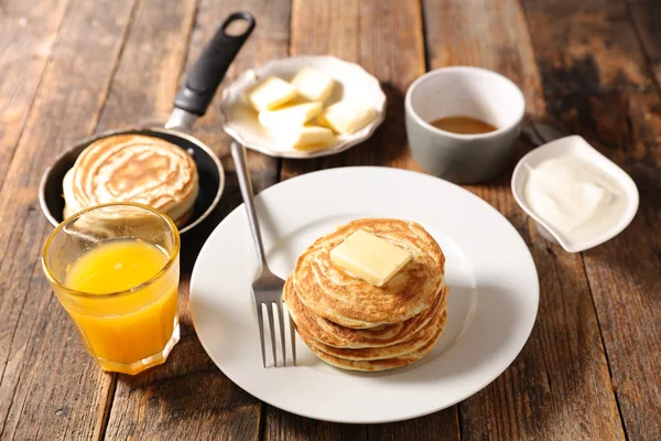 Pfannkuchen Mit Butter Honig Und Orangensaft — Stockfoto