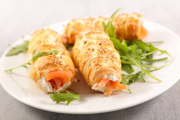 Rolo Massa Folhada Com Creme Queijo Salmão Defumado — Fotografia de Stock