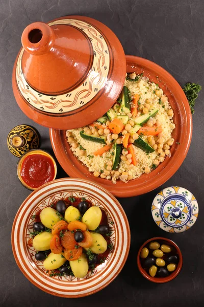 Orientalische Küche Mit Couscous Tajine Frikadellen Und Salat — Stockfoto