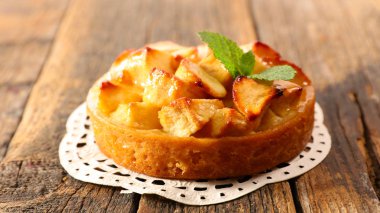 Ahşap arka planda elmalı turta