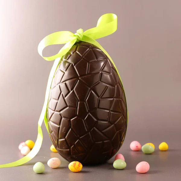 Grande Uovo Pasqua Cioccolato — Foto Stock