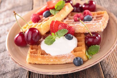 meyve ve yoğurt ile waffle