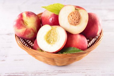 Taze şeftali ve yaprak