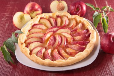 Beyaz tabak içinde ev yapımı şeftalili tart