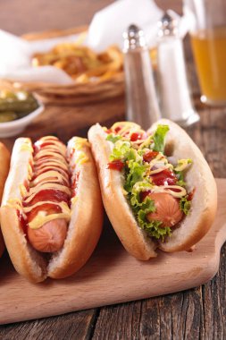 mayo ve ketçap sosisli