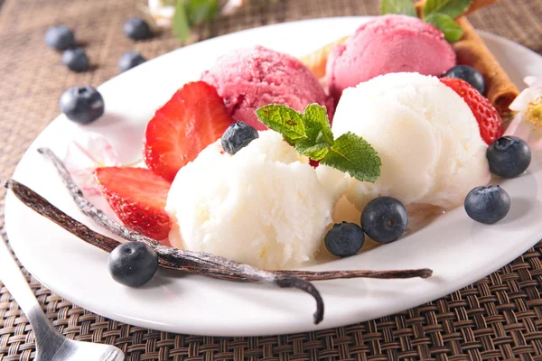 Eis Mit Beerenfrüchten — Stockfoto