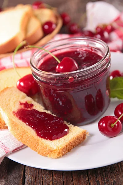 Cherry Jam Och Brioche — Stockfoto