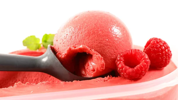 Crème Glacée Framboise Sur Fond Blanc — Photo