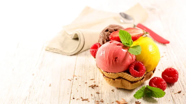 Keksz Tál Fagylalttal — Stock Fotó