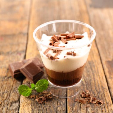 Çikolatalı mus ve krem şanti