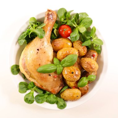 Kızarmış ördek bacak marul ve patates ile