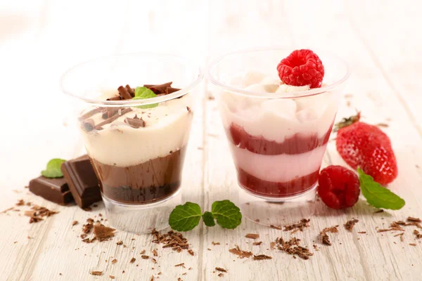 Bessen Vruchten Mousse Chocolade Crème — Stockfoto