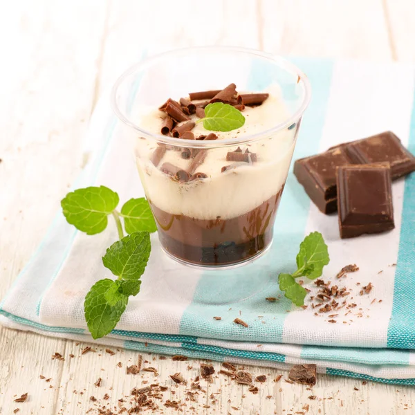 チョコレートとクリームがホイップ クリーム — ストック写真