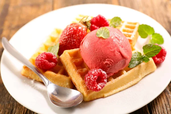 Waffles Ice Cream Berries Fruits — Stock Photo, Image