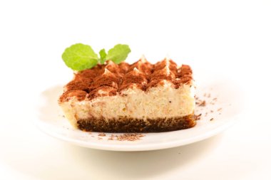 leziz tiramisu pasta kısmı beyaz arka plan üzerinde