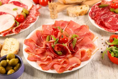 etli ekmek, muhtelif