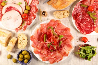 et, sosis, salam, jambon ve domuz pastırması muhtelif