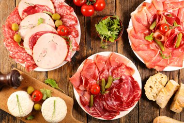 jambon, salam, peynir ve baget ile sosis