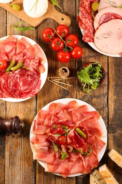 jambon, salam, peynir ve baget ile sosis